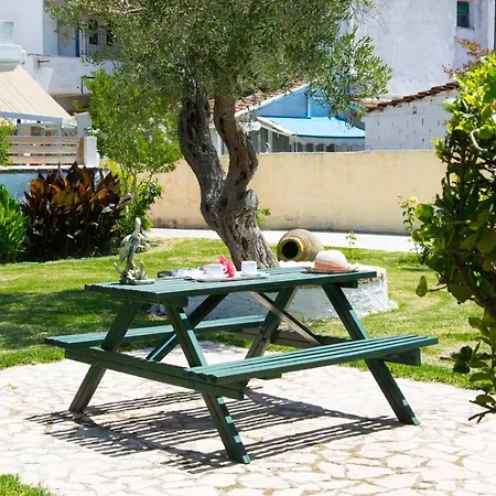 Maria's Apartahotel